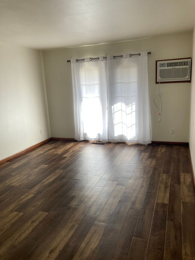 Building Photo - Immaculate Updated 2 Bedroom with 1 Bath