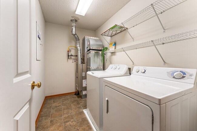 Foto del edificio - Large 3BR + Loft Townhome | 2-Car Garage | 1,715 Sq Ft