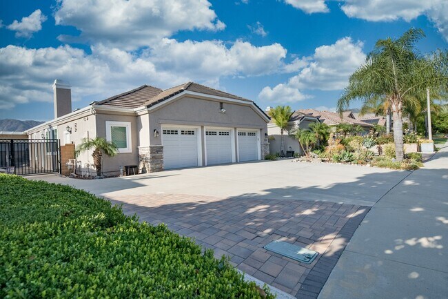 Building Photo - 1027 Stonehedge Dr