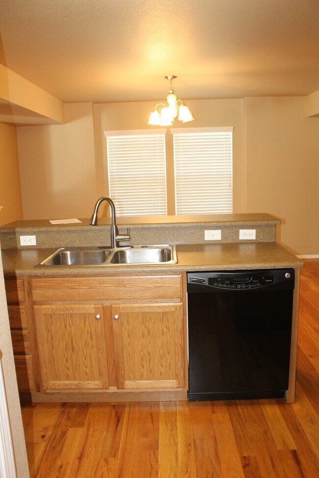 Building Photo - $2300 | 3BR/2.5BA | Dog Friendly Beautiful...