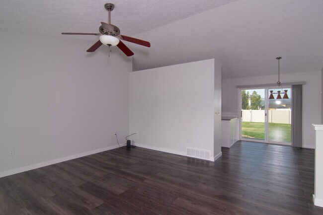Foto del edificio - 3 Bed 2 Bath fully updated home adjacent to park & shopping