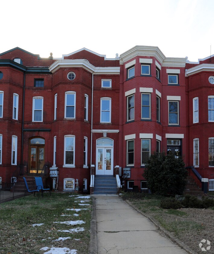 Foto del edificio - 1351 Massachusetts Ave SE