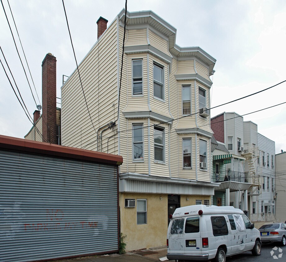 Primary Photo - 416 Monastery Pl