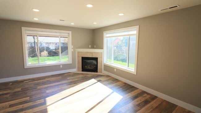 Building Photo - Must see 3/2 home close to Old Mill district