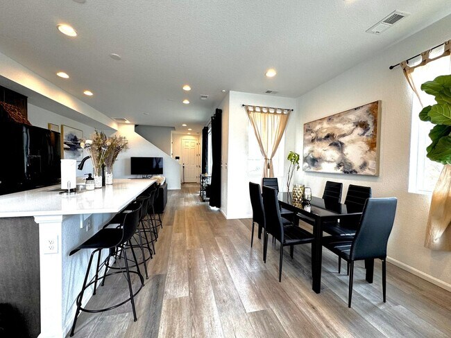 Foto del edificio - Modern 3BR Townhouse in Aurora