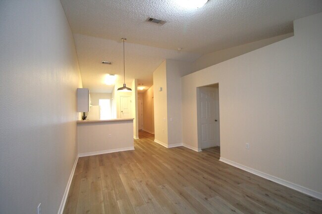 Foto del edificio - Lovely 2-Bedroom Home Near UWF & Shopping ...