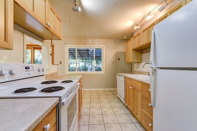 Beautiful and LARGE 4 bed 3 bath Home in D... - Beautiful and LARGE 4 bed 3 bath Home in D...