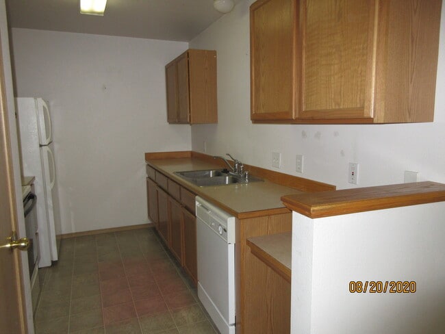 cocina: estufa, refrigerador, lavaplatos, despensa - 1909 S Blake Rd