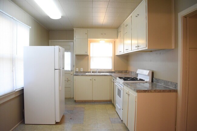 Building Photo - 2 Bedroom Home Near Coronado High School!