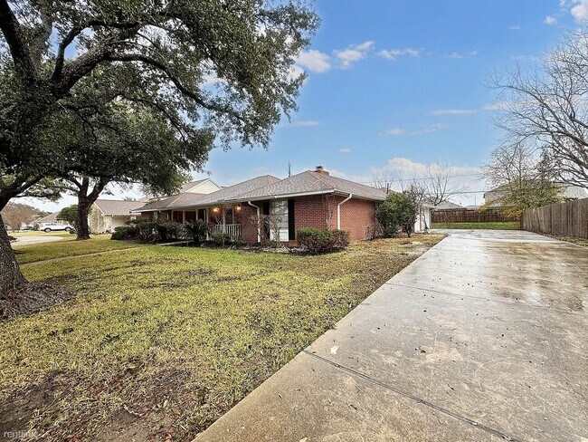 Foto del edificio - 3 br, 3.5 bath House - 4807 Country Club Vw