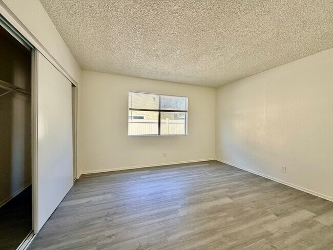Building Photo - 2042 E 19th St