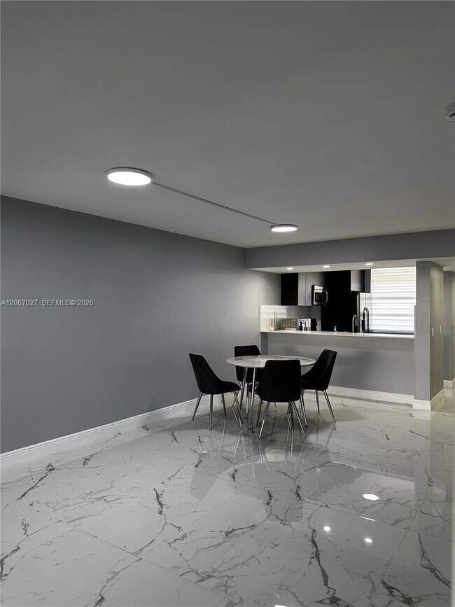 Foto del edificio - 1719 Whitehall Dr