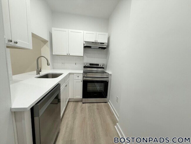 Building Photo - 452 Park Dr
