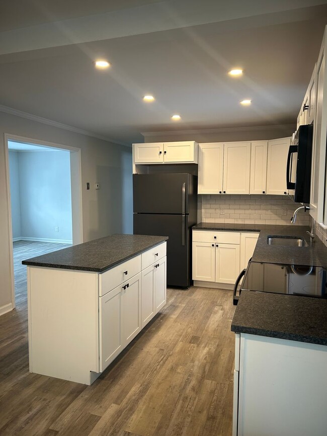 Building Photo - Newly Renovated, Two Bedroom House for Ren...