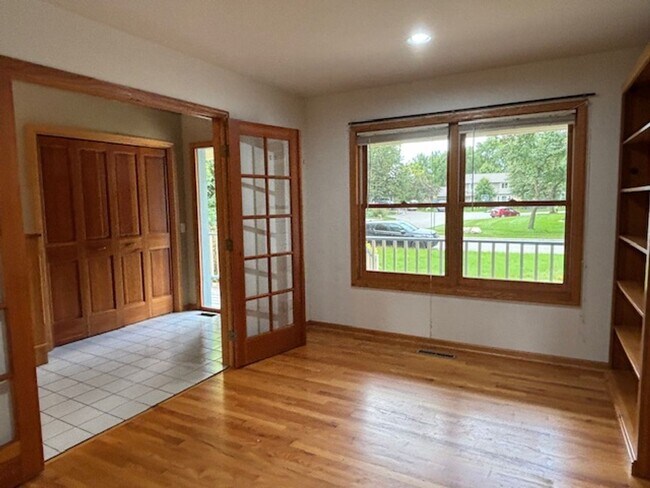 Foto del edificio - Spacious 4 BR/4 BA Single-Family Home in a Beautiful Wayzata/Minnetonka Neighborhood!