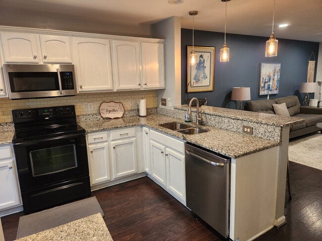 Building Photo - Room in Townhome on Big Bass Dr