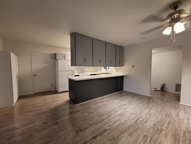 Building Photo - 3030 S Rainbow Ave