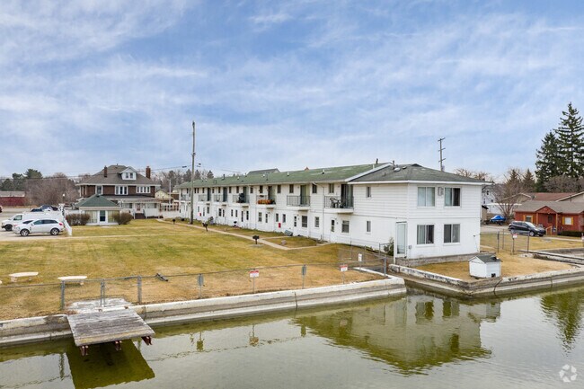 Building Photo - Lakeshore Motel Apartments