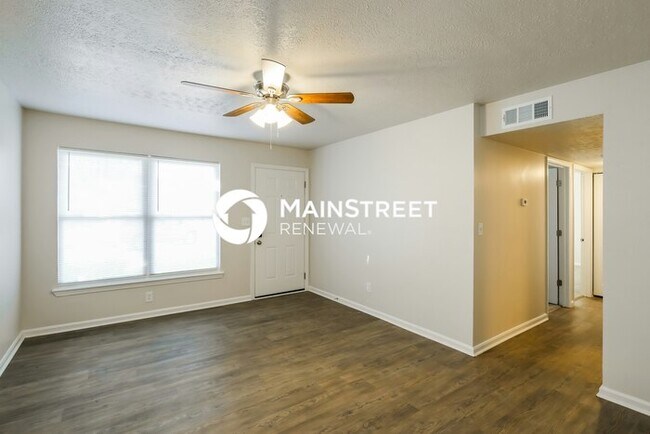 Building Photo - 5 Bedroom Pet-Friendly Home in Louisville, KY with Main Street Renewal