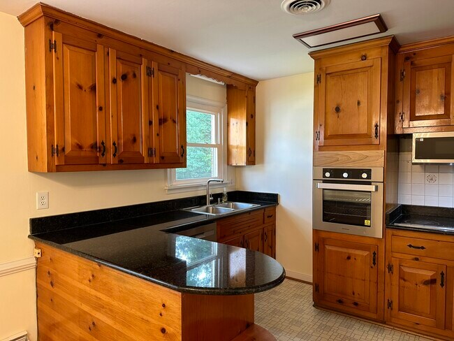 Cocina reformada con electrodomésticos nuevos. - 2317 Francine Rd
