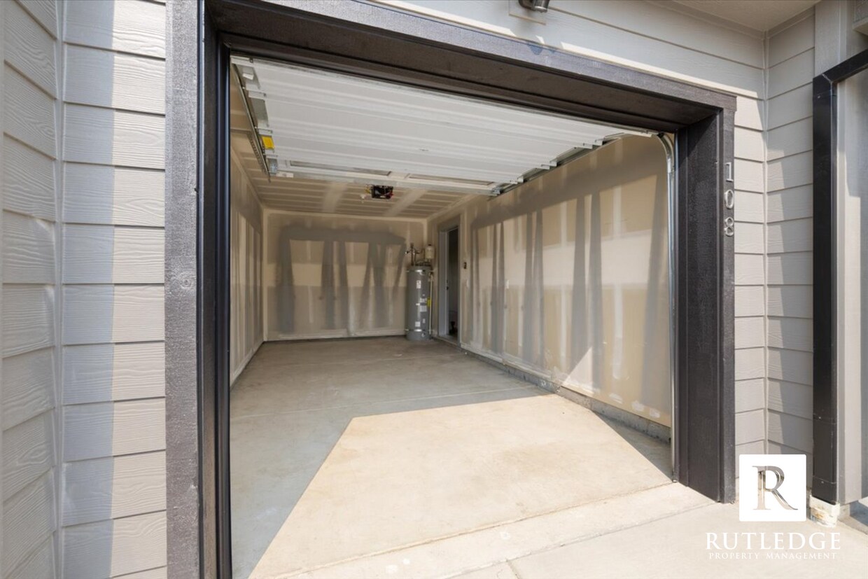 Foto principal - Gorgeous! 3 Bedroom Townhome in Eagle Point
