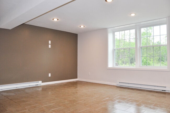 Building Photo - 152 Main St