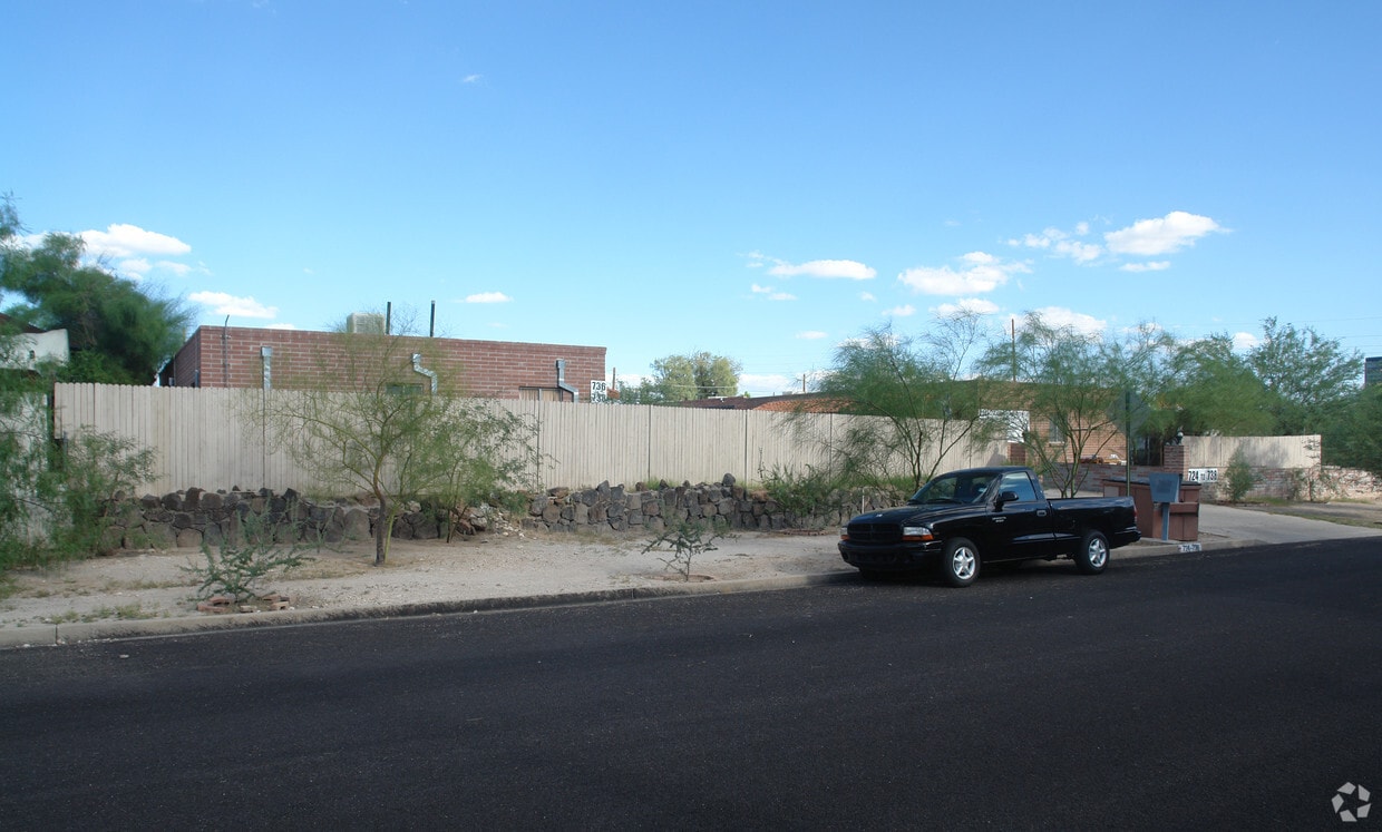 Building Photo - 724-738 N 10th Ave