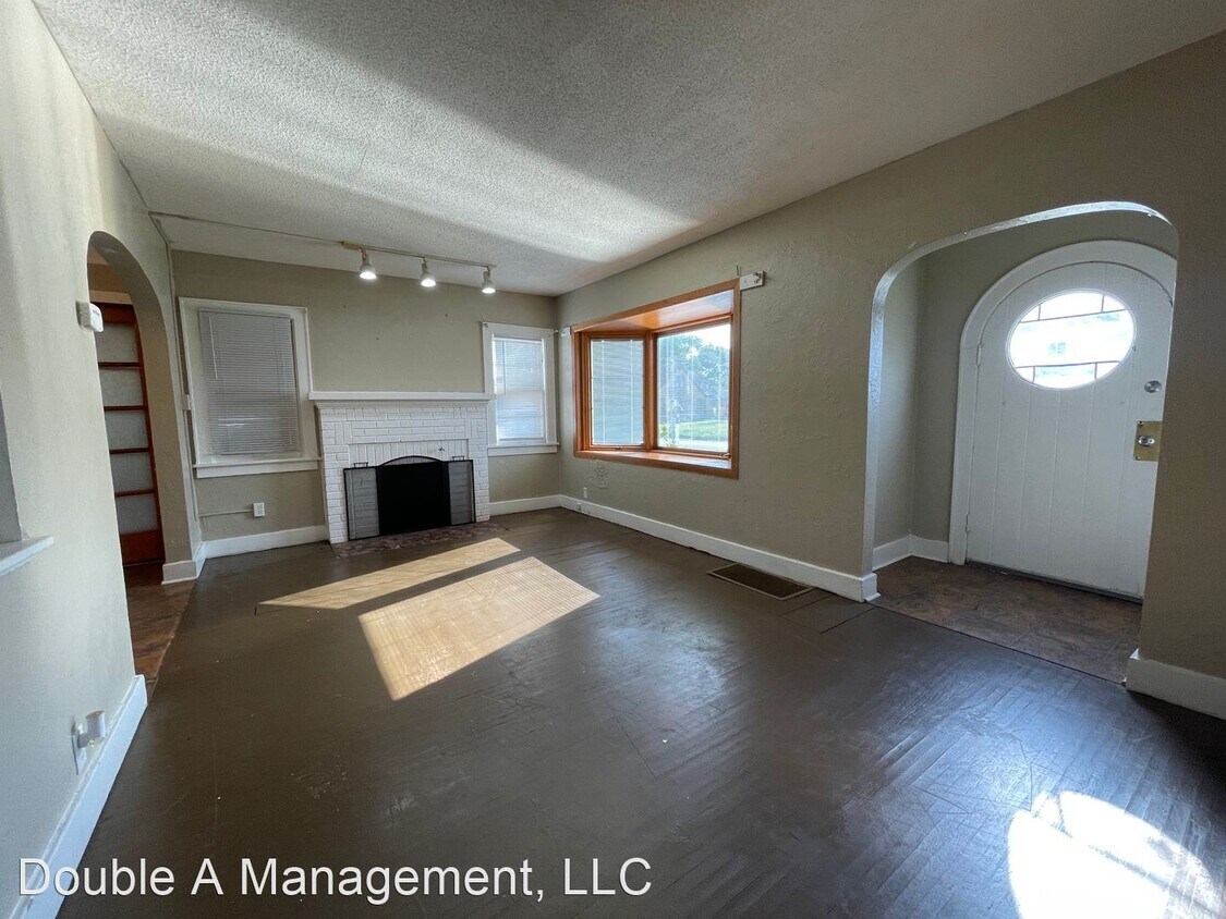 Primary Photo - 4 br, 1 bath House - 1906 E. 4th St.