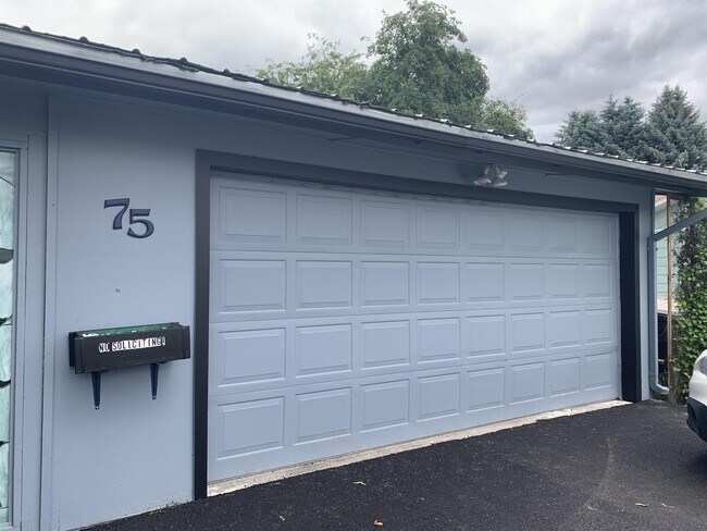 Foto del edificio - 75 Parklane Dr