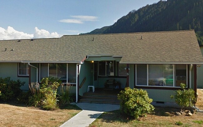 Building Photo - 302 1st St