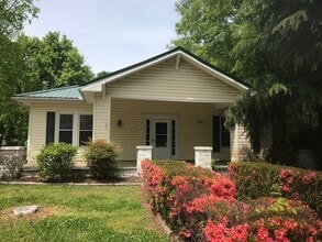 Building Photo - 809 N Main St