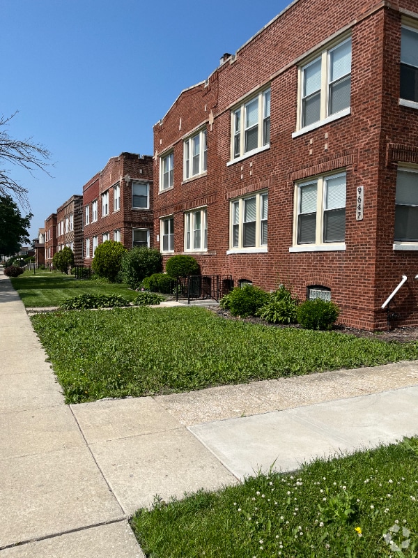Building Photo - 9647 S Forest Ave