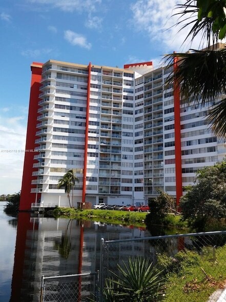Building Photo - 1301 NE Miami Gardens Dr