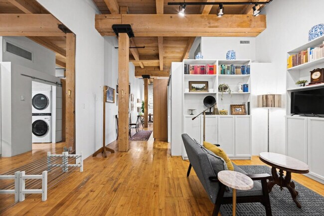 Building Photo - 10303-10107 107 St NW