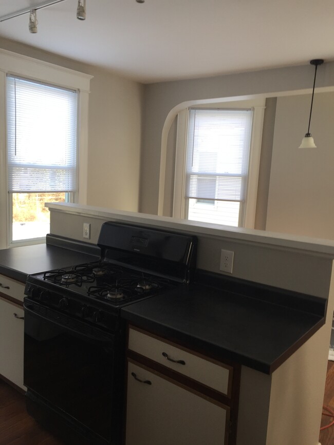 Eat-in Kitchen & Breakfast Nook - located on 2nd floor - 87 Albert St