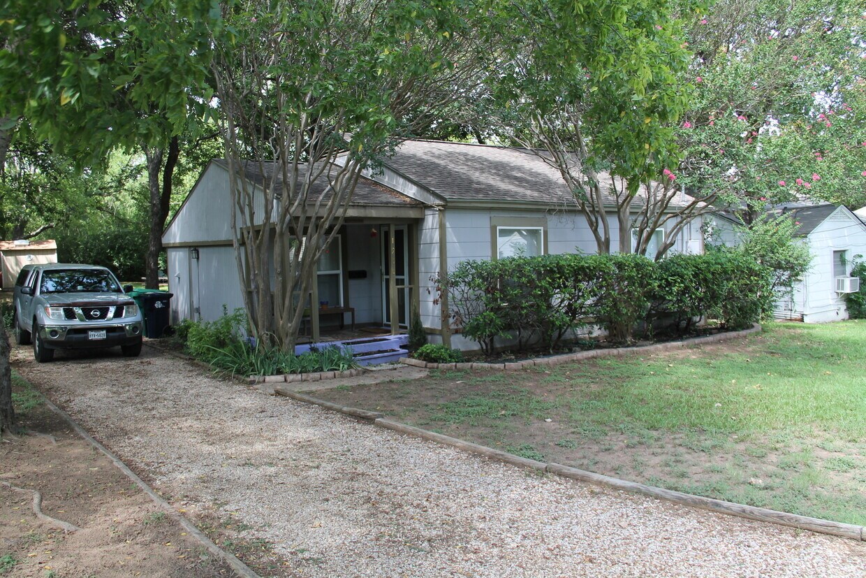 Foto principal - Cozy 2-Bedroom Home for Lease