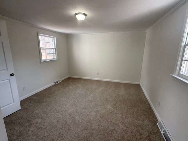 Foto del edificio - 671 E Forest St