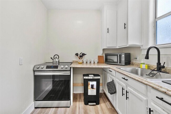 Building Photo - 1735 Yale St S