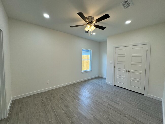 Building Photo - 1202 W Platinum Dr