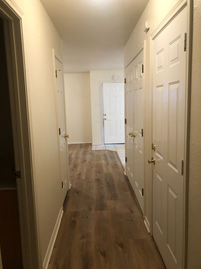 Foto del edificio - Coming Soon!!! One bedroom/attached garage...