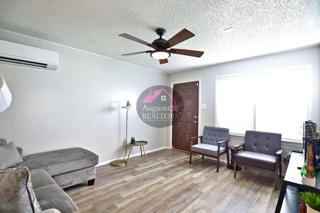 Building Photo - 3 Bedroom With Fresh Updates!