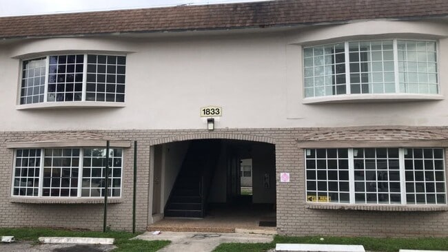 Building Photo - 1833 NW 54th Ter