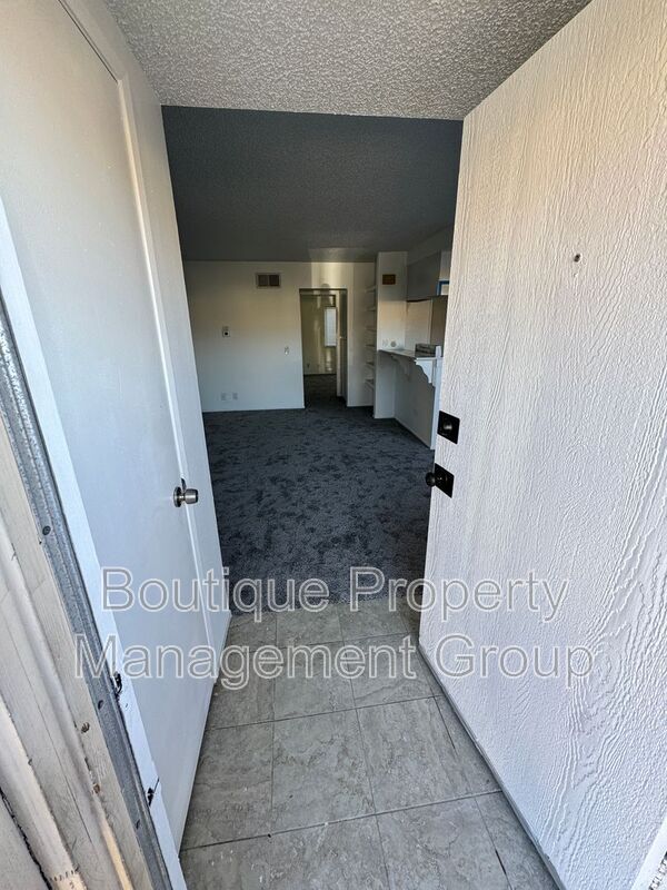 Building Photo - 1404 E Sail Ave