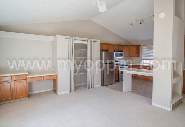 Foto del edificio - Spacious 3 Bedroom house at 168th and Maple