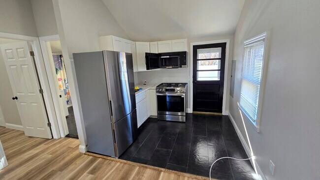 Nueva cocina - 210 E Lakewood St