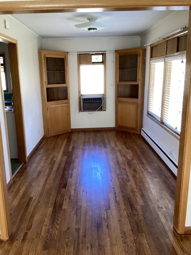 Building Photo - 2 Bed 1 Bath Duplex with Attached Garage