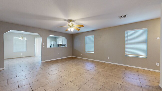 Foto del edificio - PRICE IMPROVEMENT NOW ONLY $1475 + FREE OC...