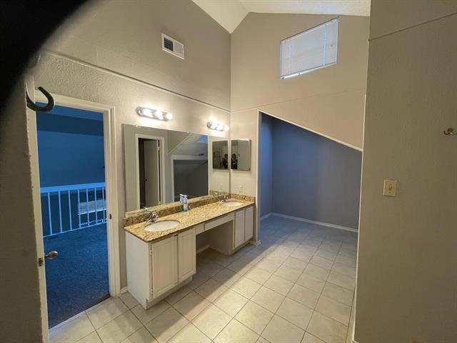 Building Photo - 633 Fiesta Cir