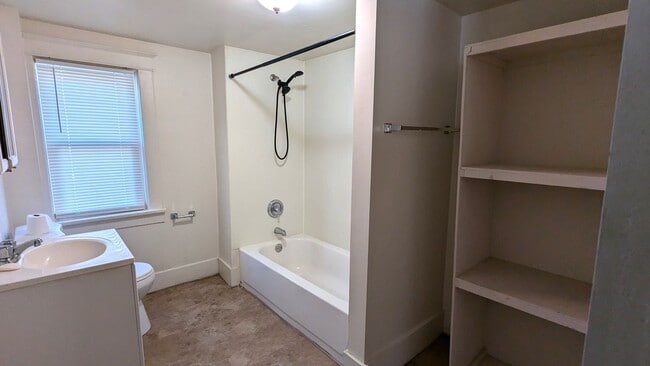 Building Photo - 2901 Temple St