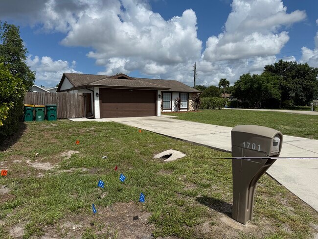 Building Photo - 1701 41st Ter SW